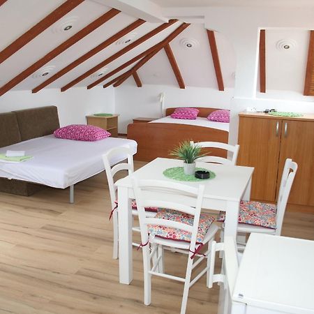 Novalja And Fun Apartment Exterior photo